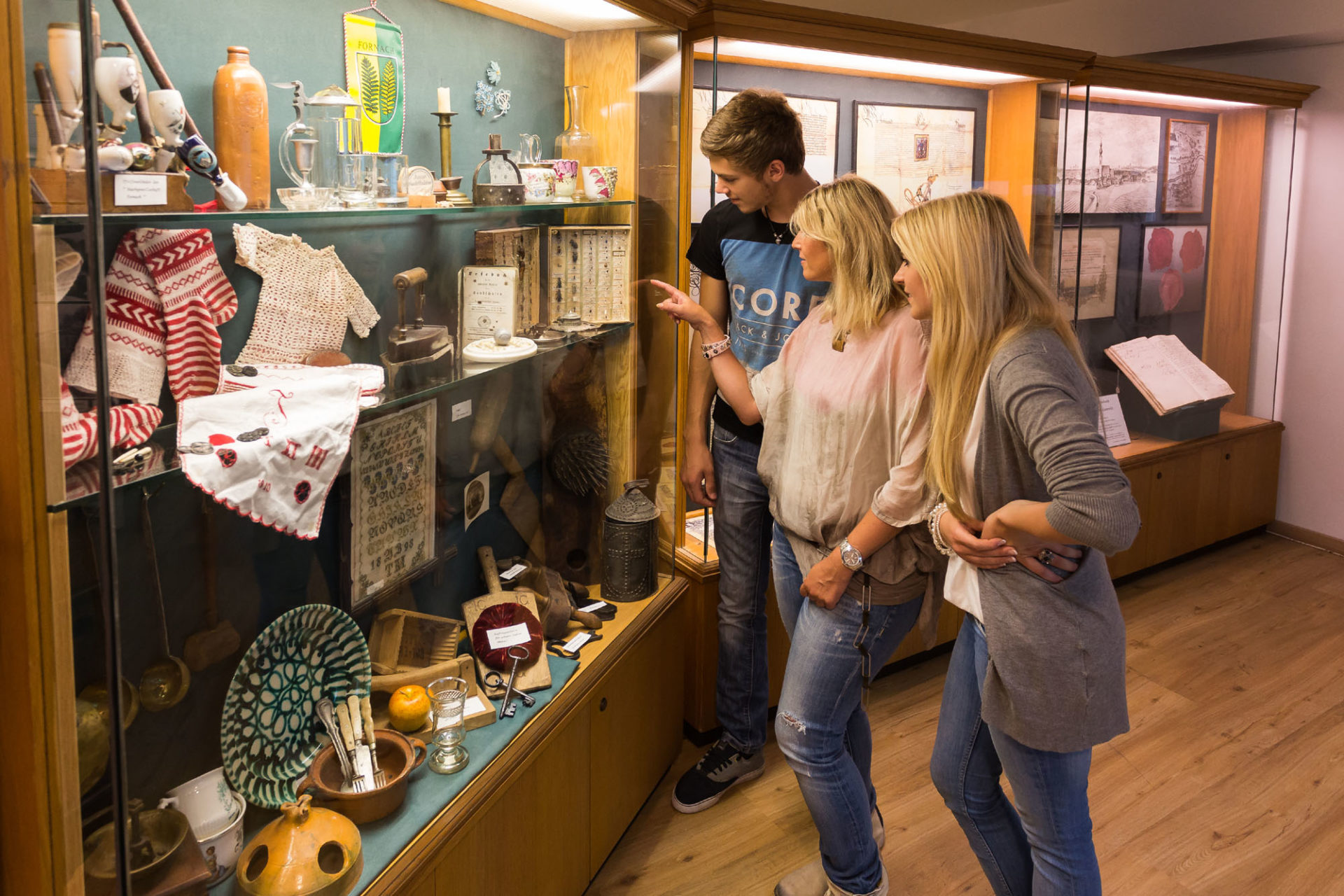 Vitrinen mit Ausstellungsstücken und Besuchern im Uhrmacherhandwerkmuseum