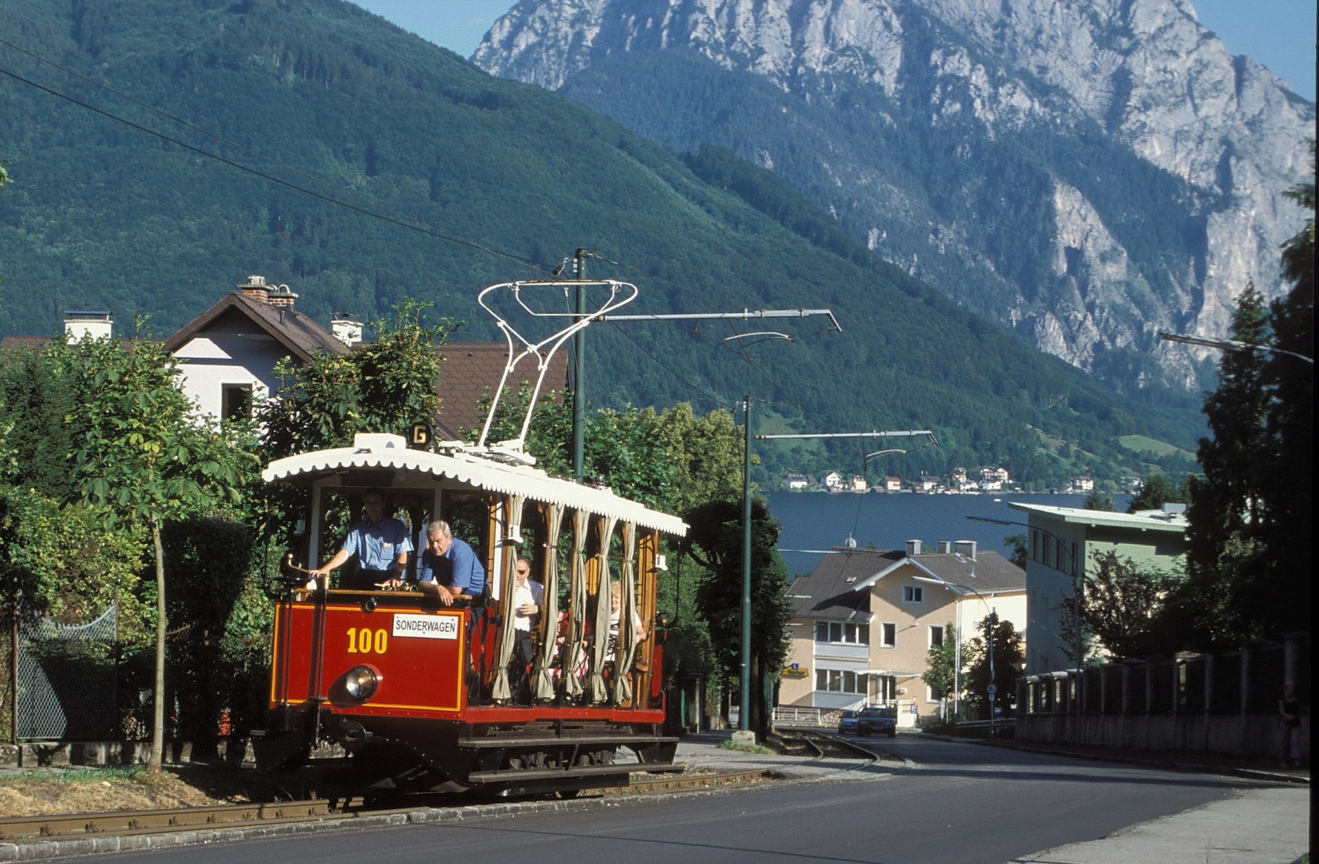 GM100 auf dem steilsten Stück der Strecke mit Traunsee und Traunstein im Hintergrund