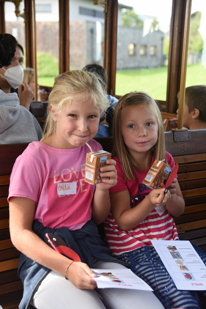 zwei Mädchen mit Kakao der Gmundner Molkerei im Zug beim Kinderspaß