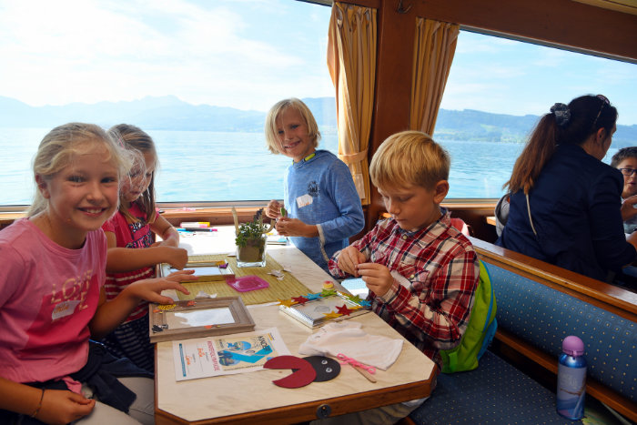 Kinder beim Basteln am Schiff, am Attersee, Kinderspaß