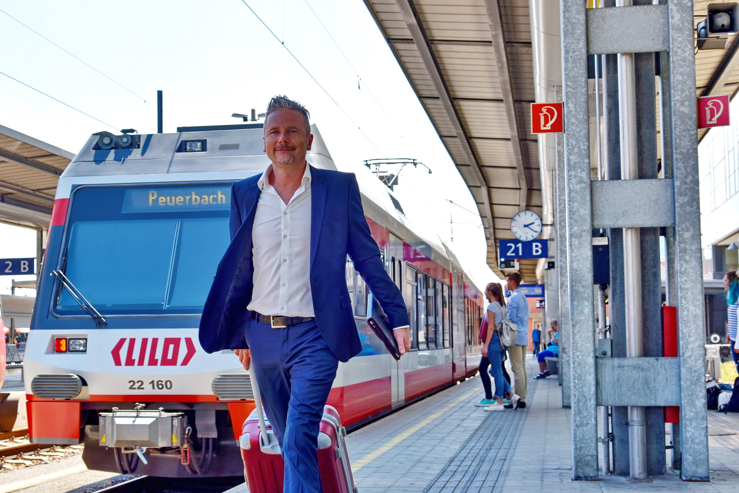 Business Mann steigt in Linz Hbf aus der LILO aus