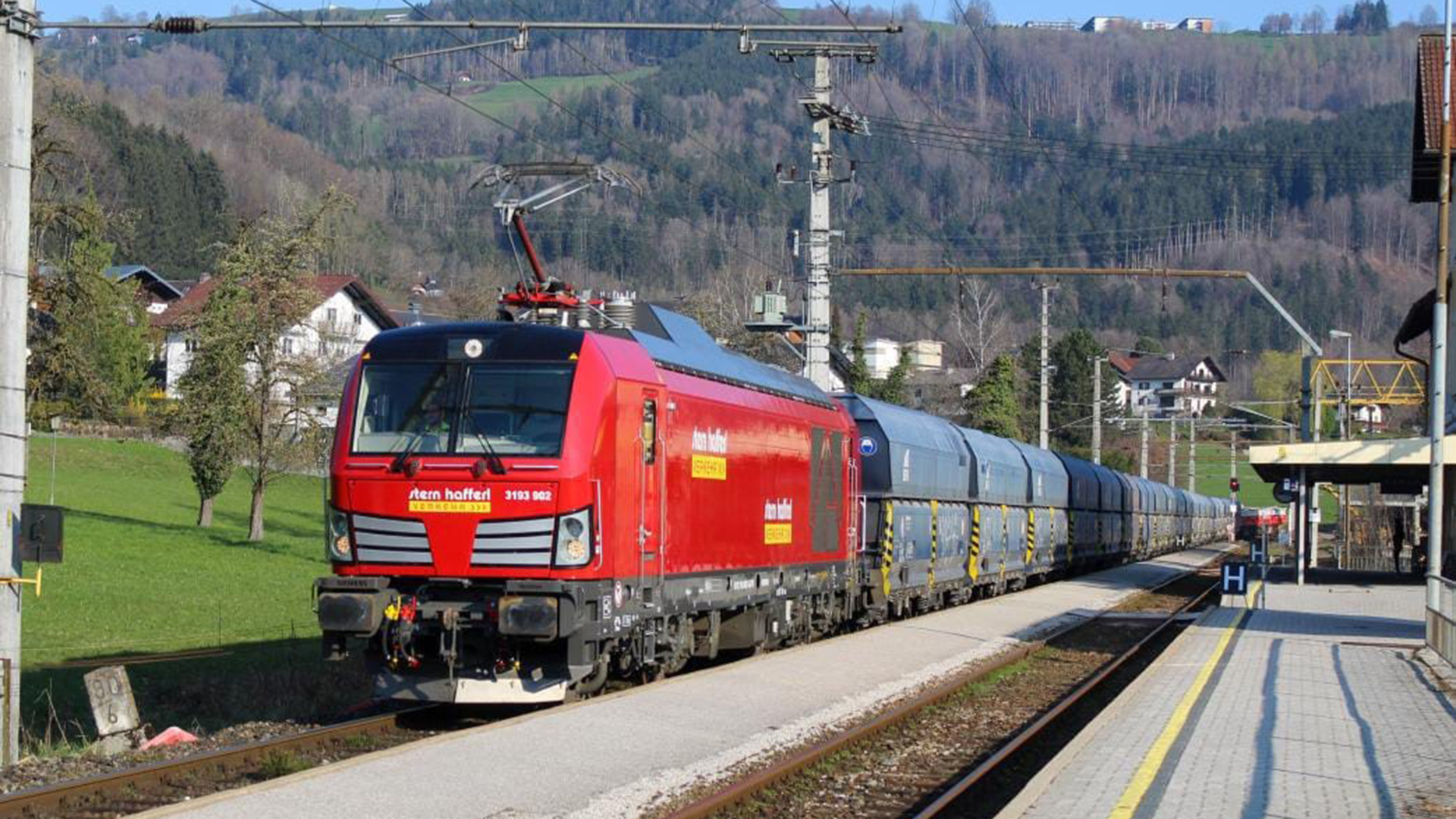 Cargo-Lok mit Güterwagen auf der Salzkammergutstrecke (Vectron Dual Mode 3193 902)