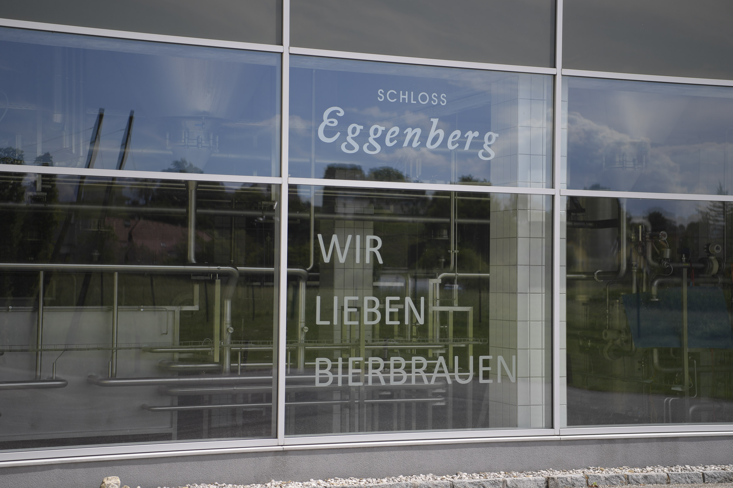 Glas Fassade der Brauerei Eggenberg mit dem Text 