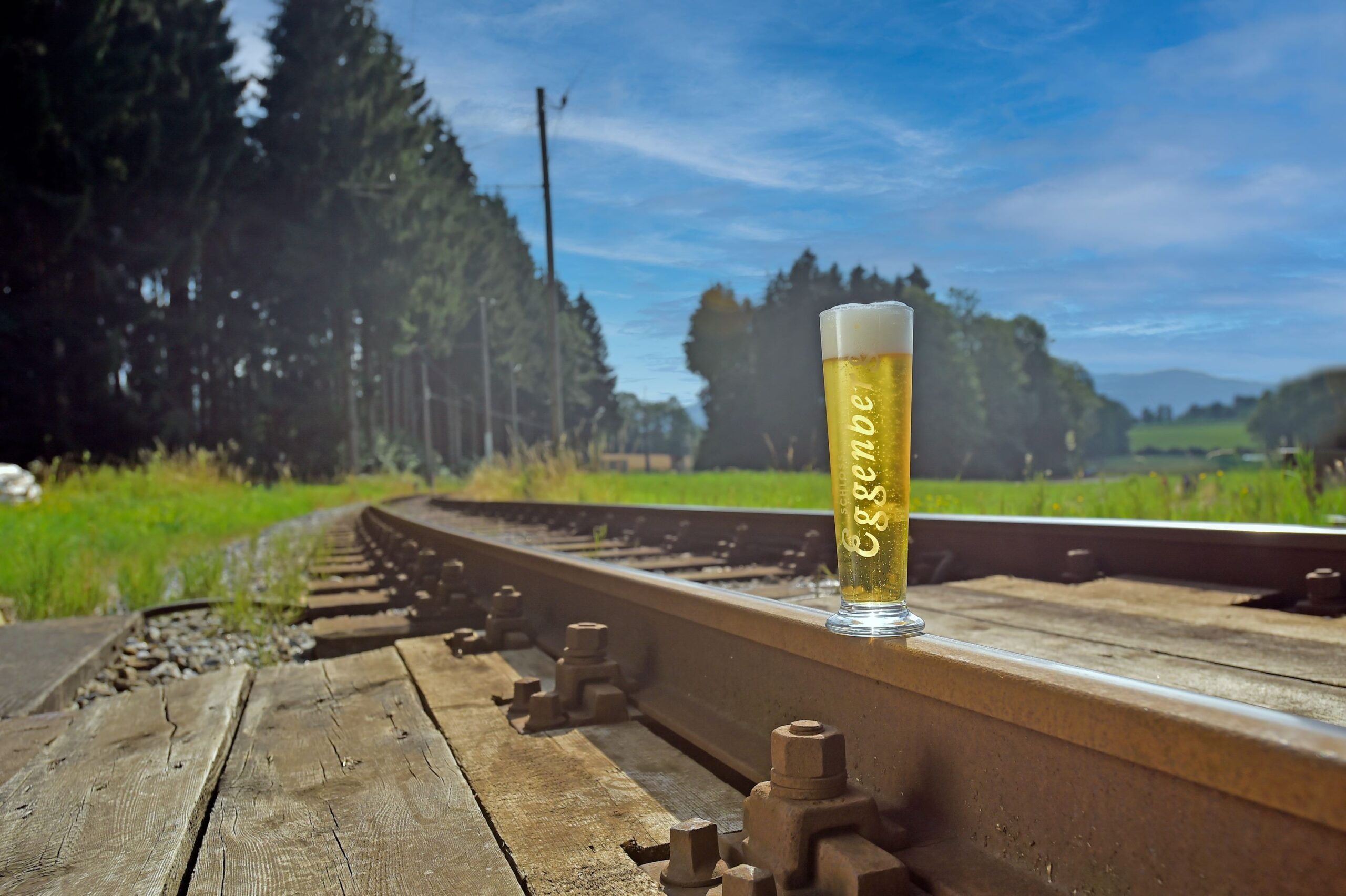 Bierglas auf dem Gleis