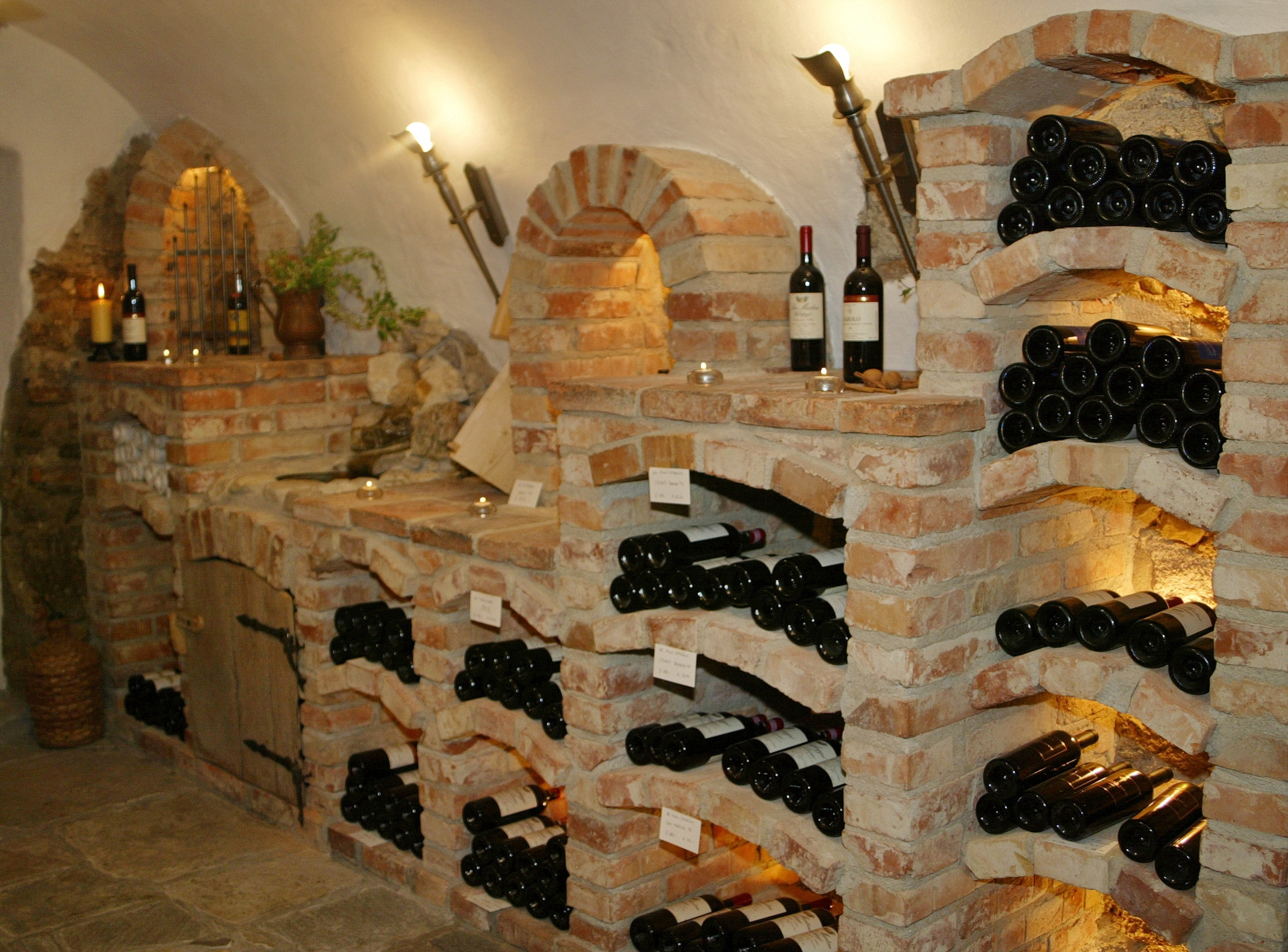 Weinkeller mit roten Steinen und Gewölbe, wo Wein gelagert wird
