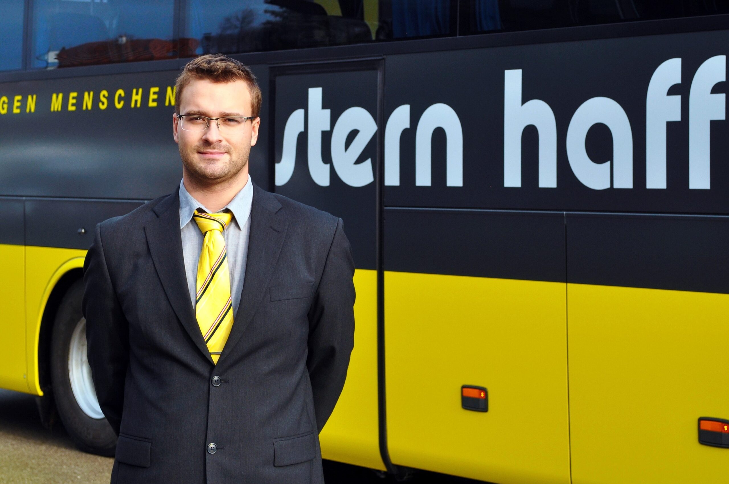 Stefan Kronlachner mit einem Stern & Hafferl Bus