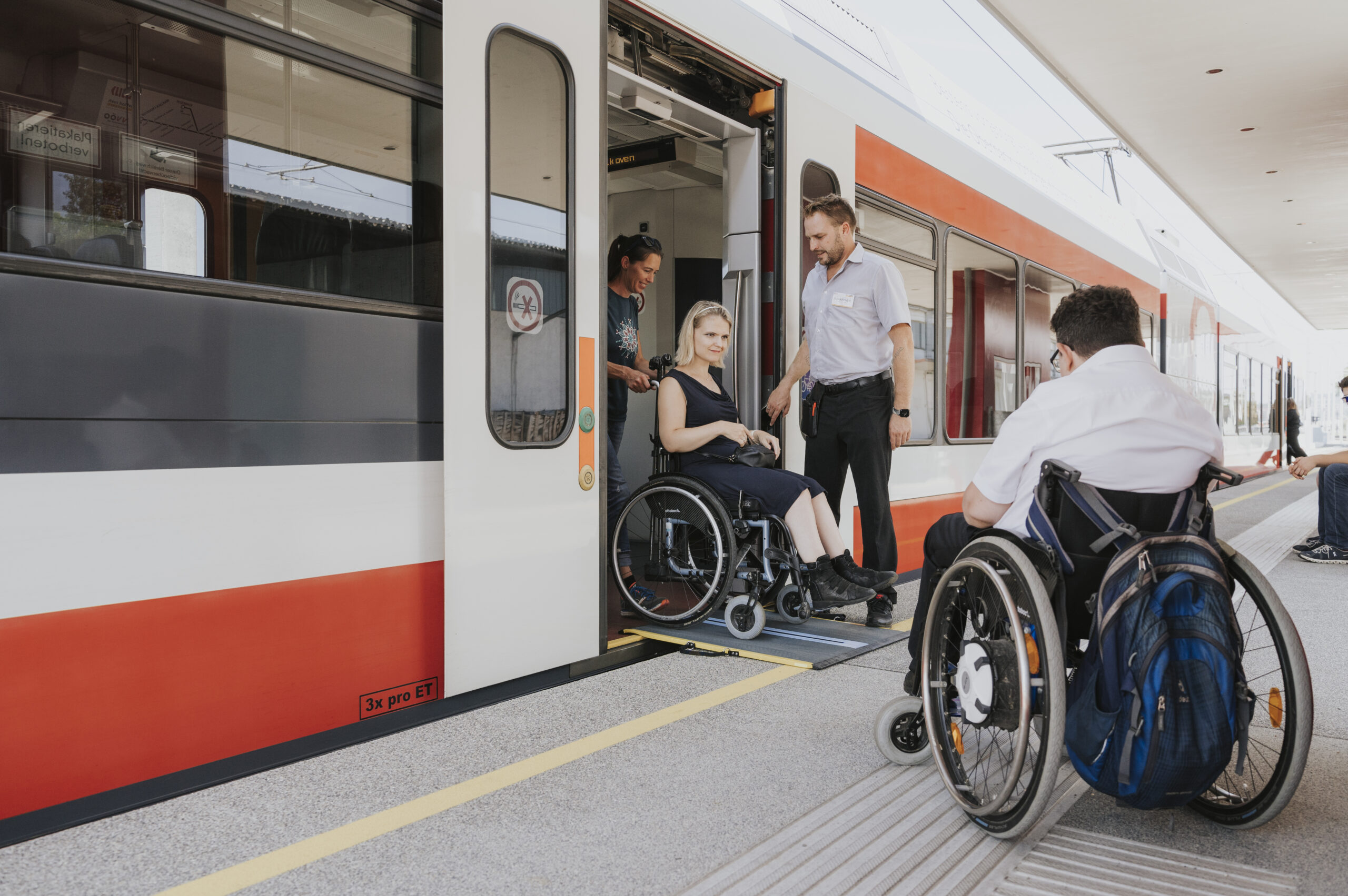 Rollstuhlfahrer bei der Bahn