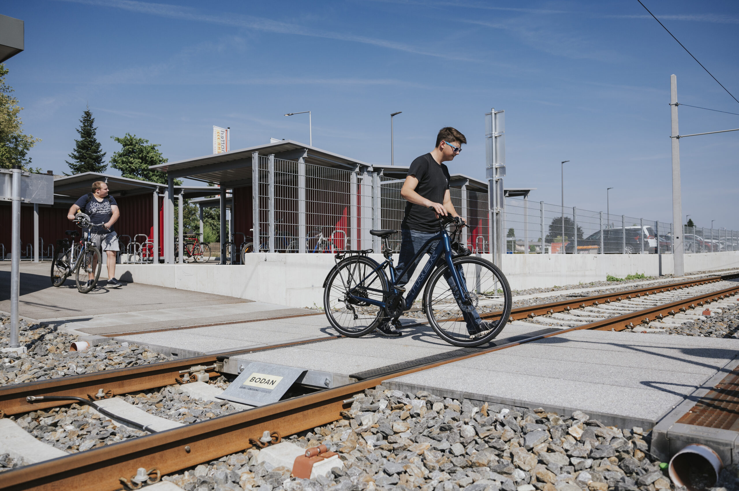 Fahrradfahrer schiebt das Rad über den Bahnübergang