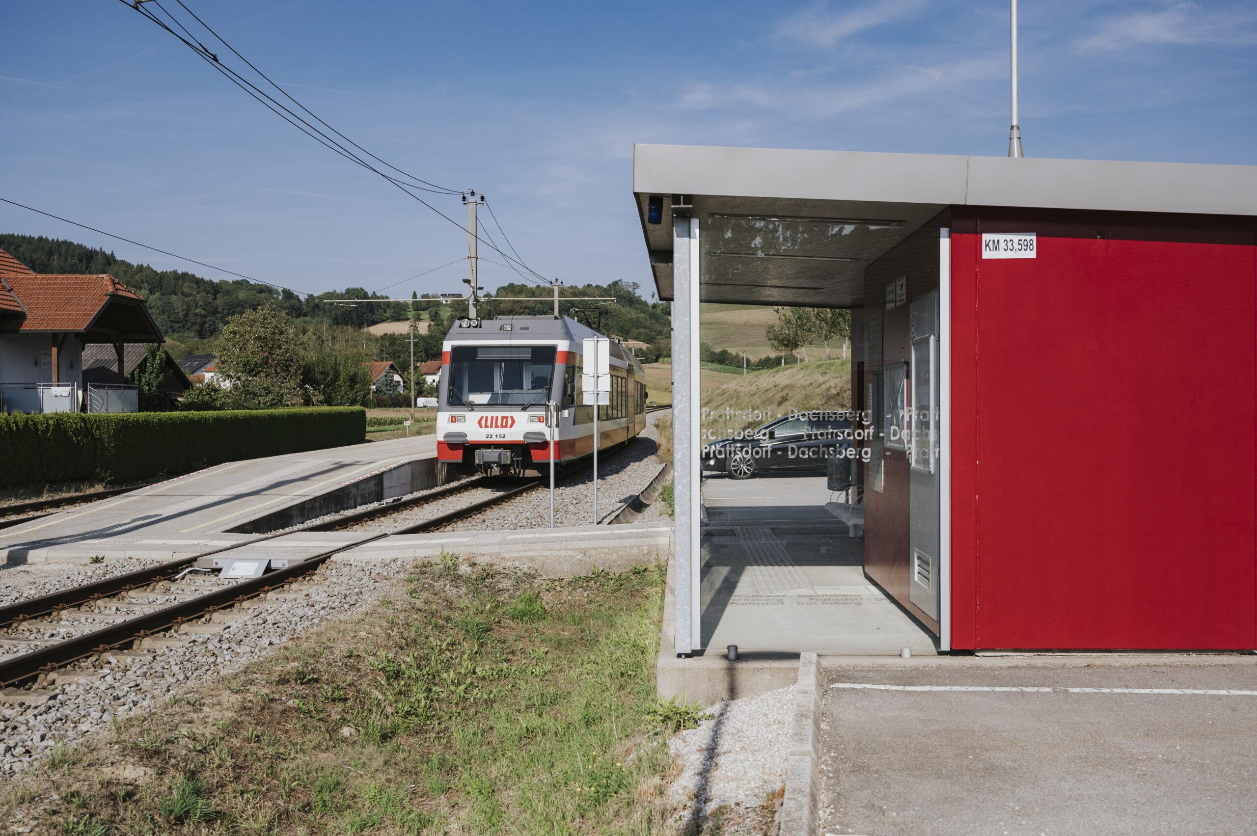 Bahn mit Haltestelle und Parkplätzen