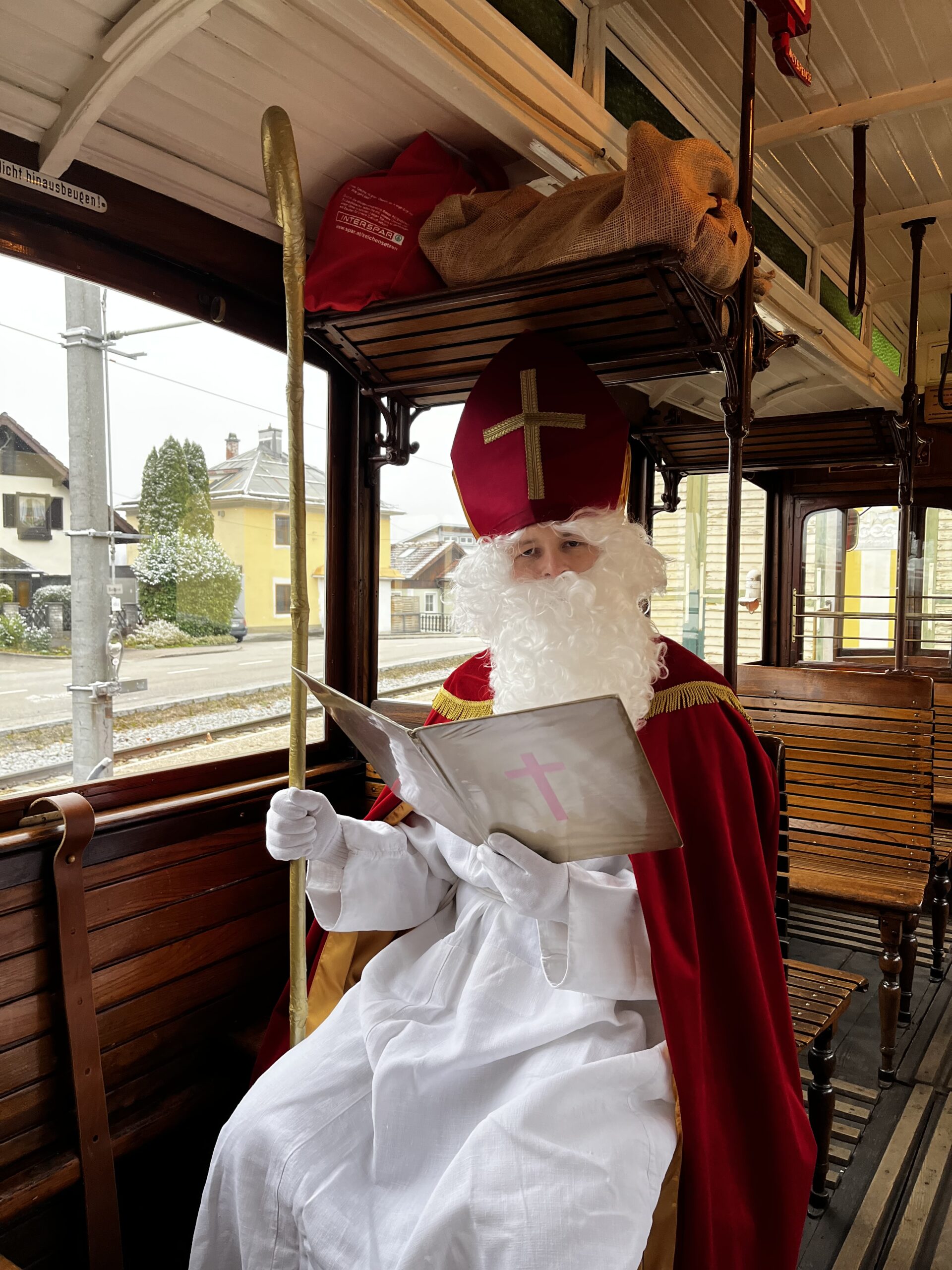 Nikolaus sitzt in der Traunseetram