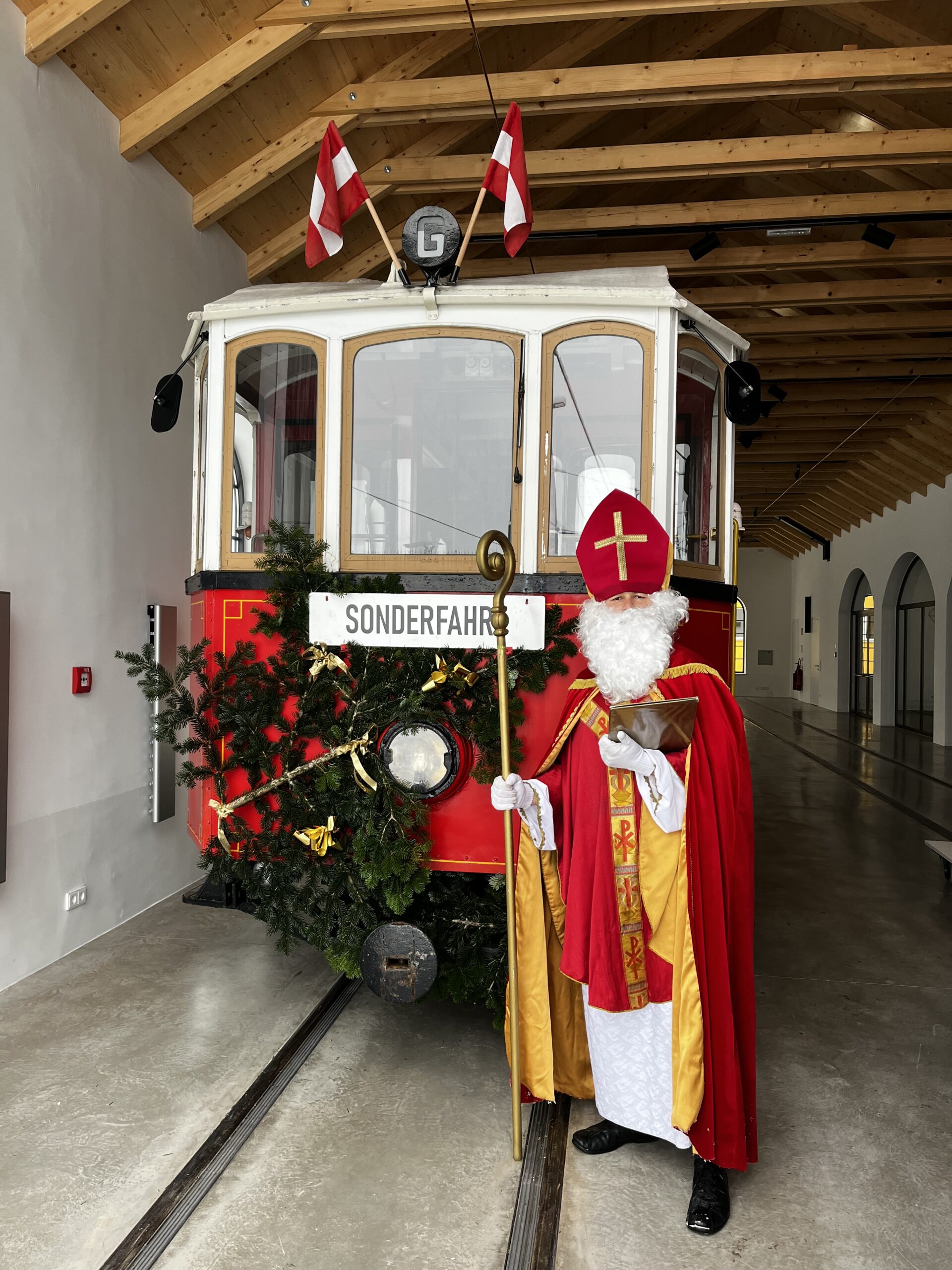 Nikolaus vor der Traunseetram