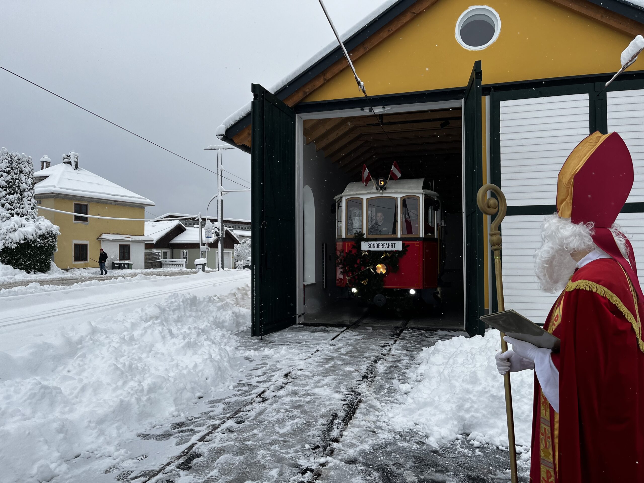 Nikolaus wartet auf die Traunseetram