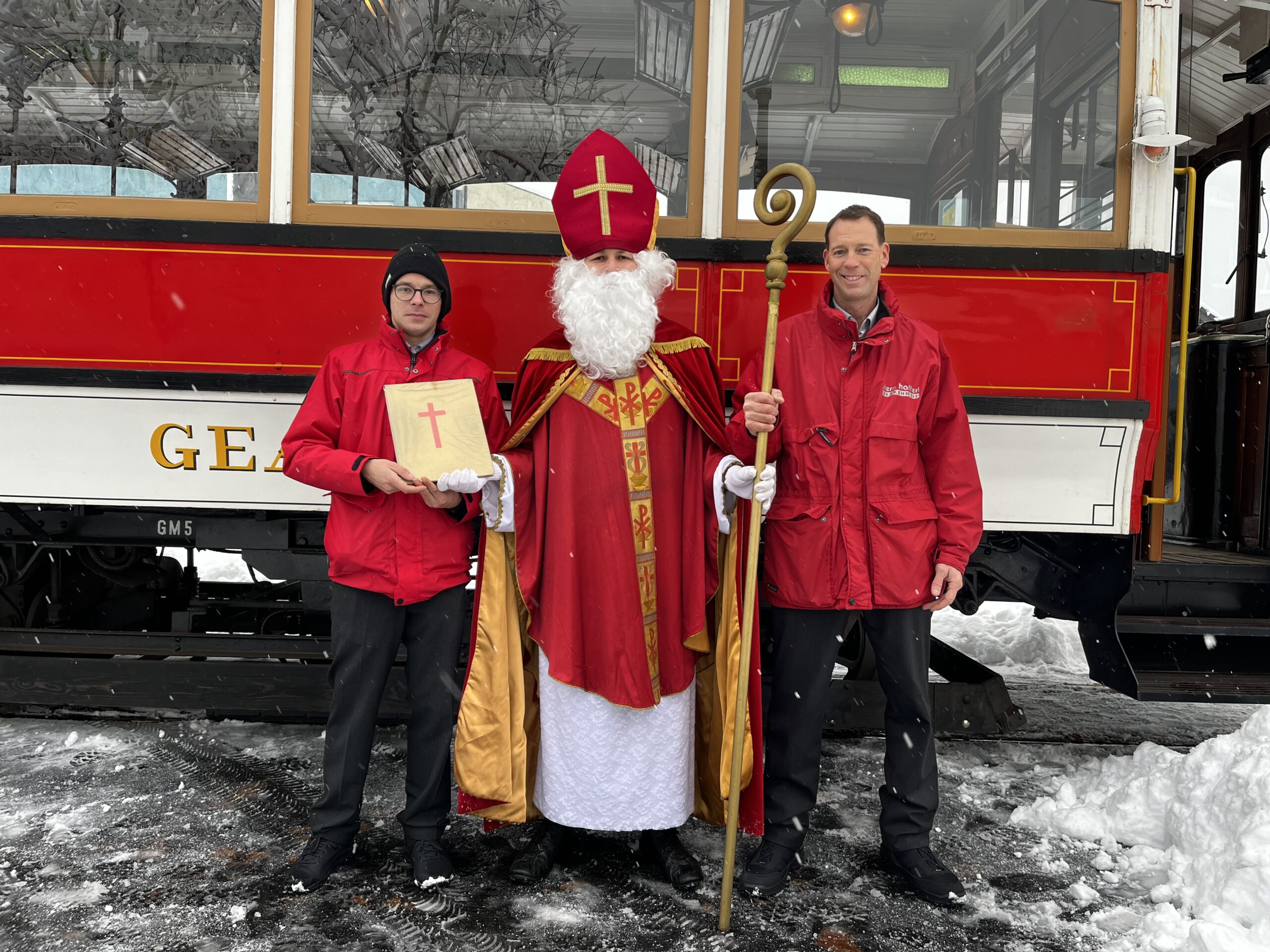 Nikolaus mit Mitarbeitern vor der Traunseetram