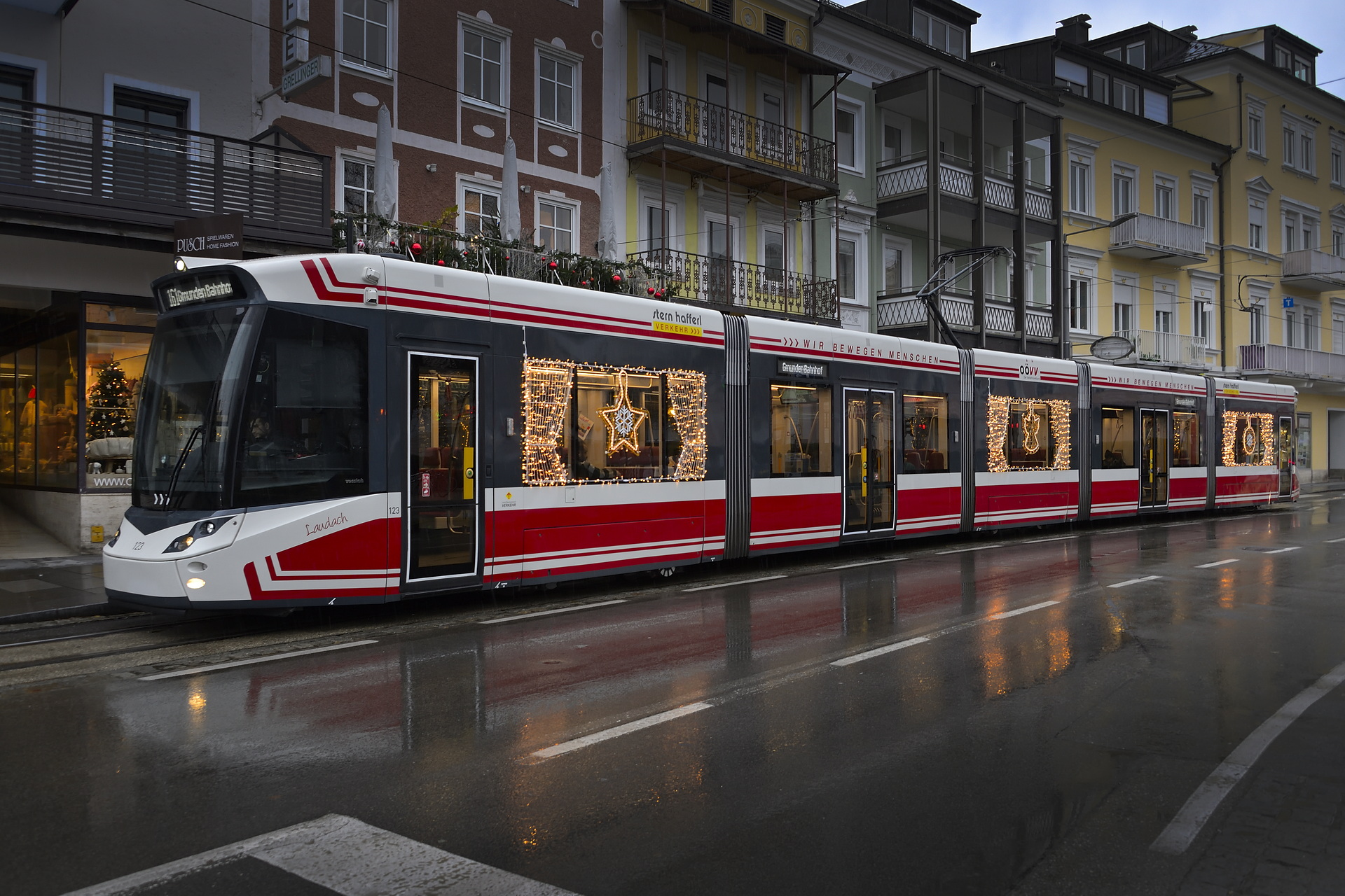 die weihnachtlich beleuchtete Traunseetram in Gmunden