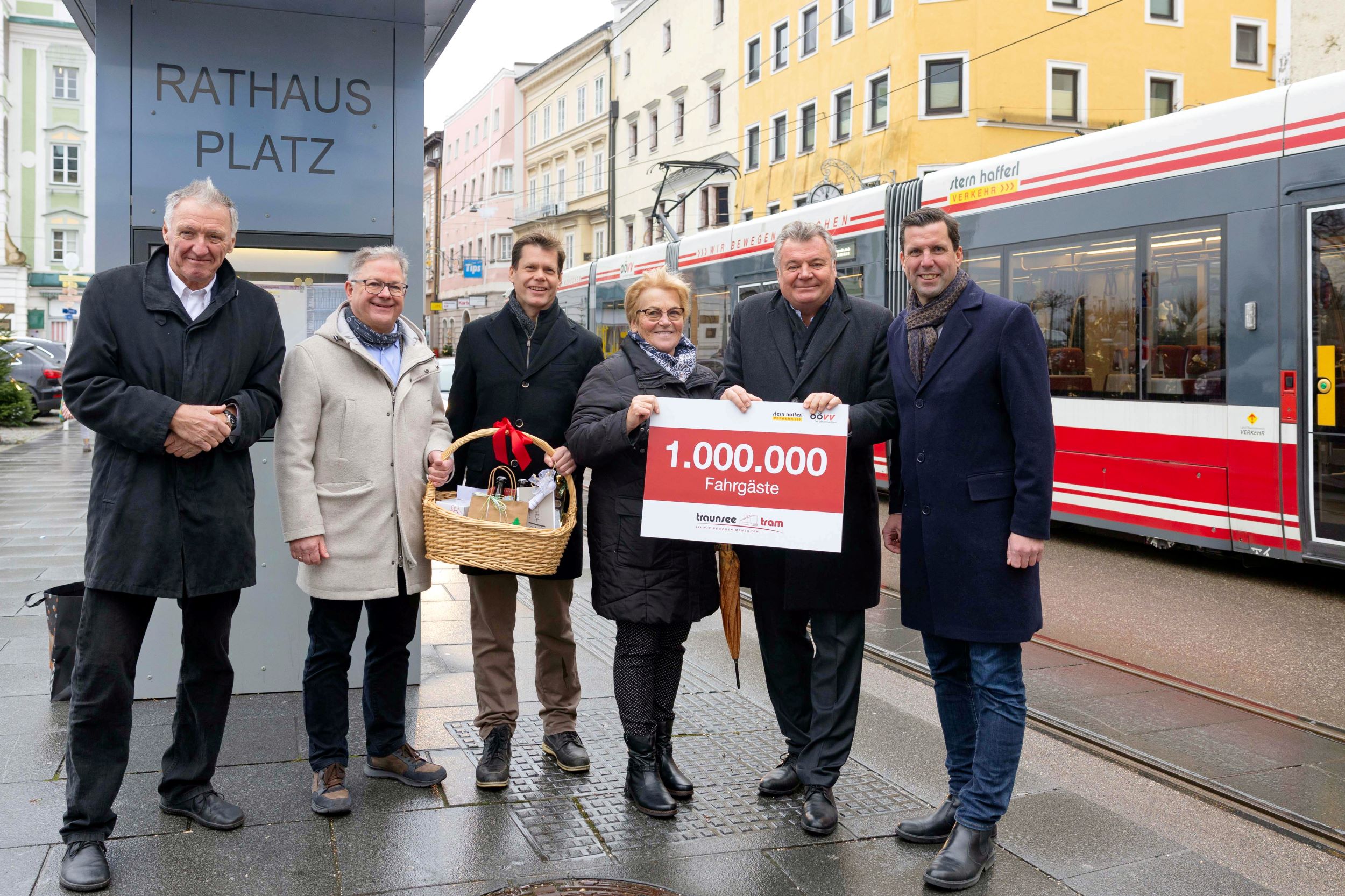 Gruppenfoto mit dem millionsten Fahrgast der Traunseetram