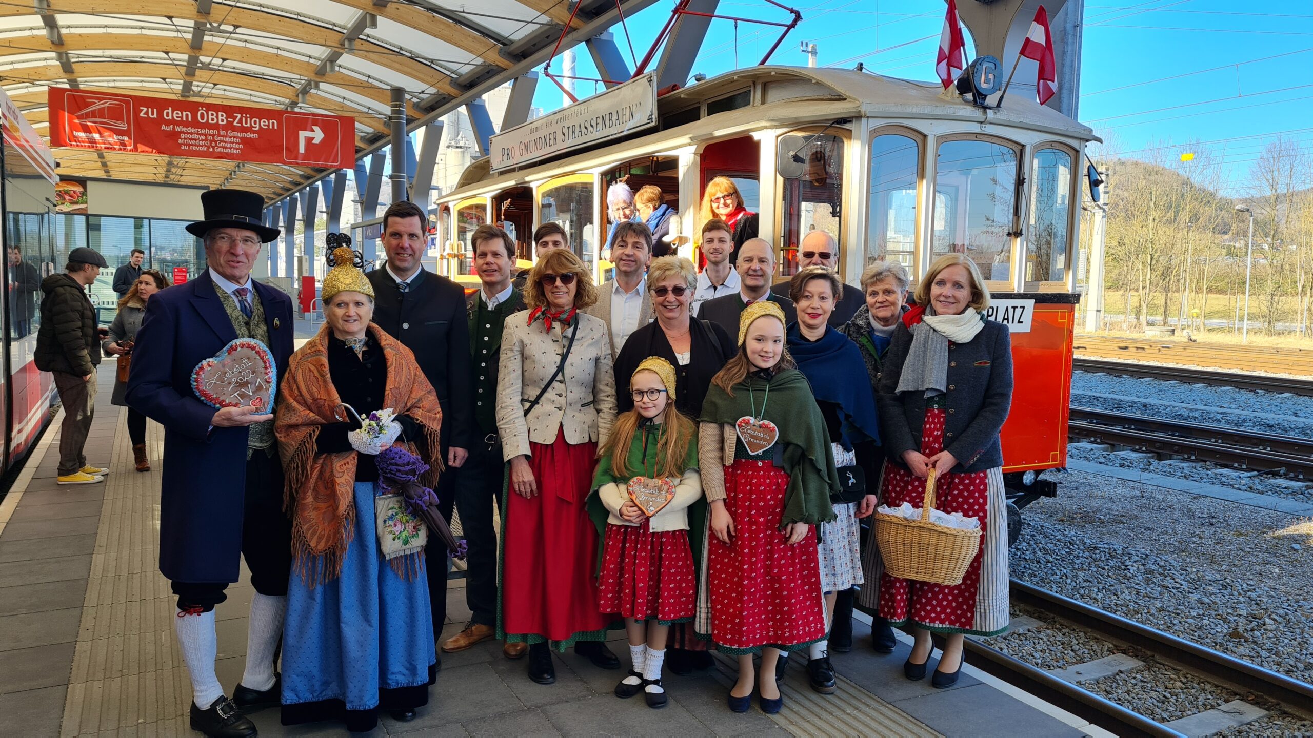 Liebstattsonntag Personen stehen bei der Nostalgiebahn