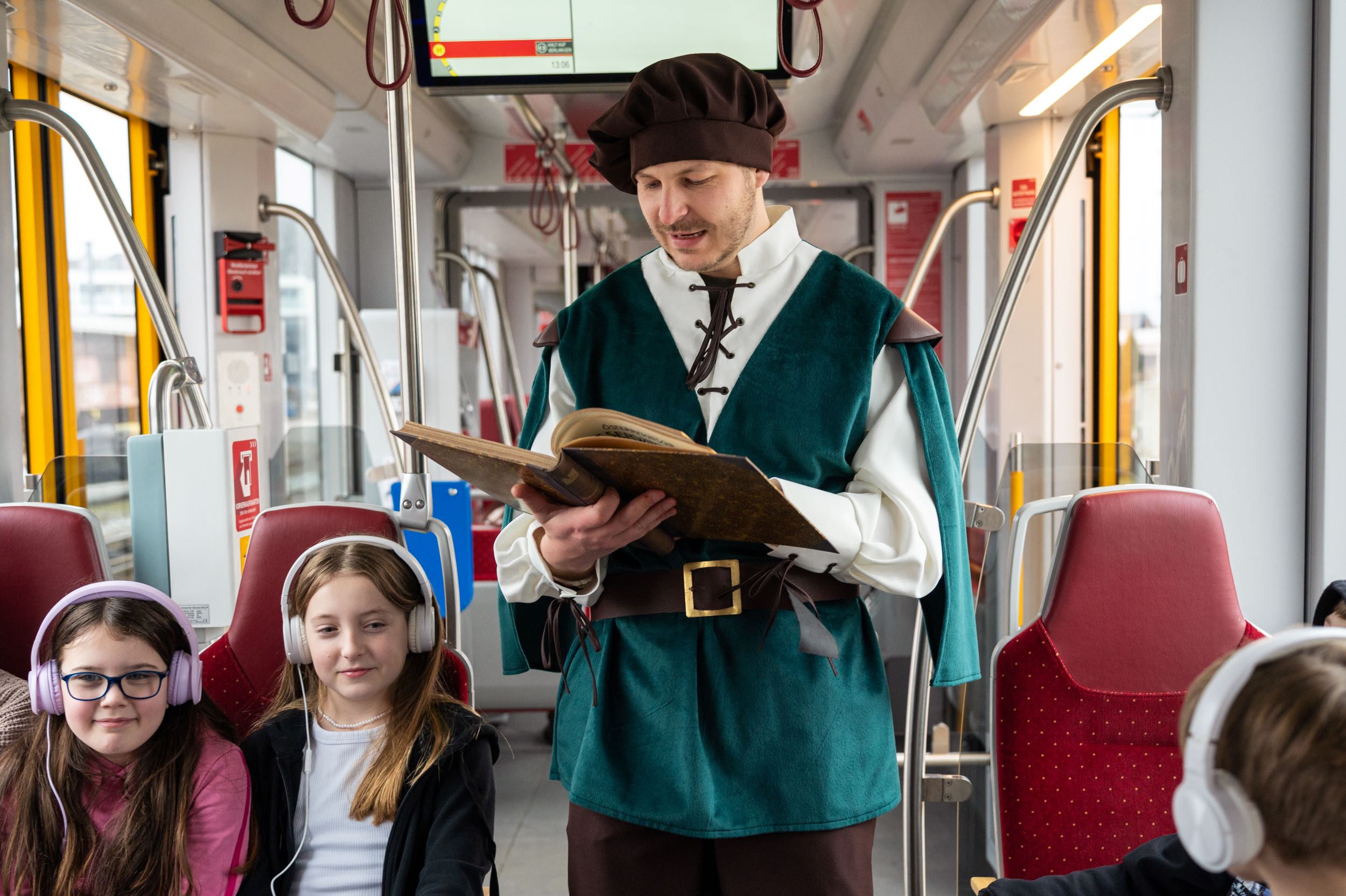 Märchenerzähler Martin Windischbauer in der Traunseetram