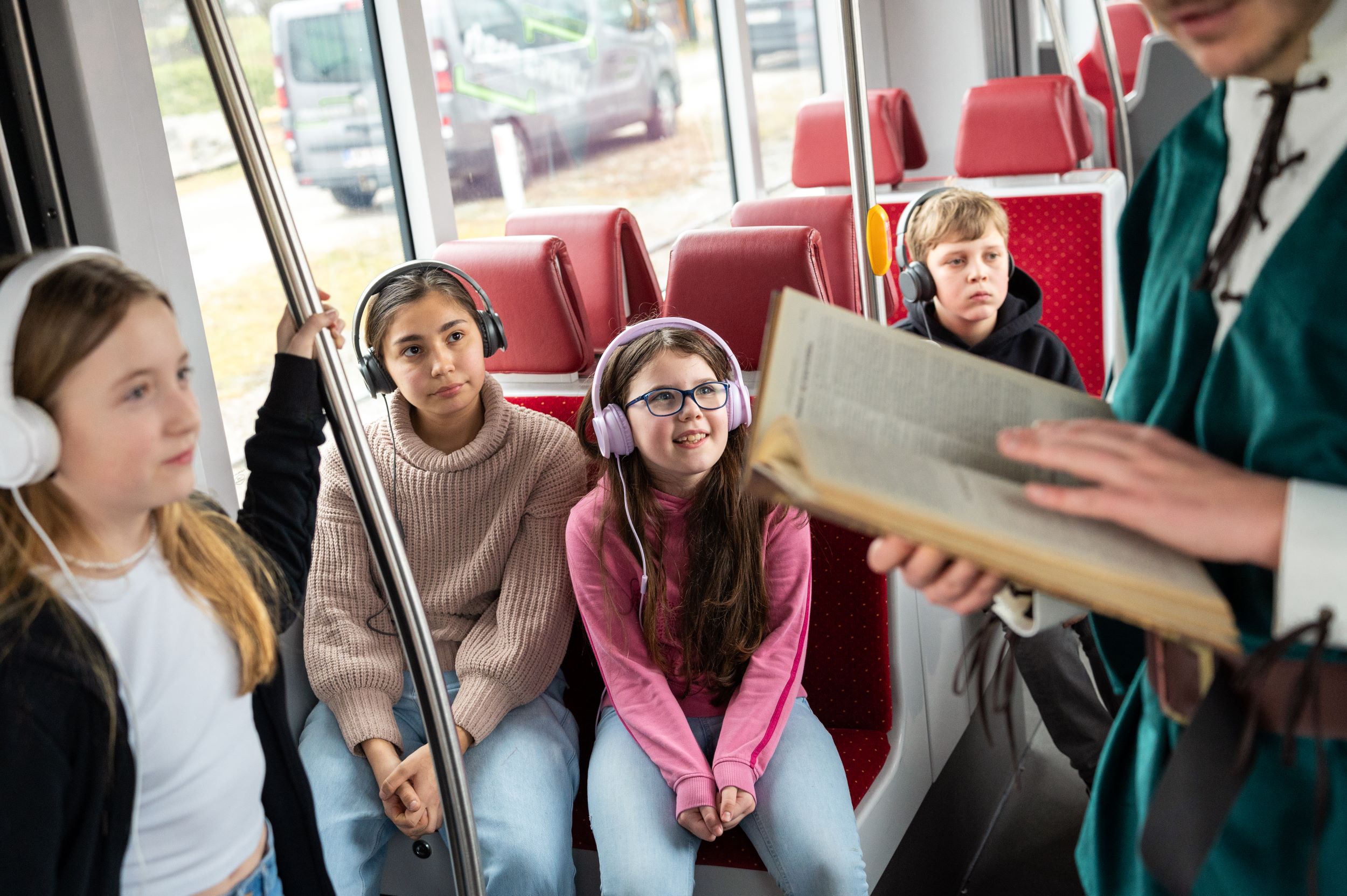 Kinder hören das Märchen mit Kopfhörern